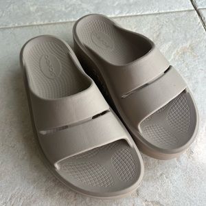 Women Oofos Tan Nomad sandals slides size 8